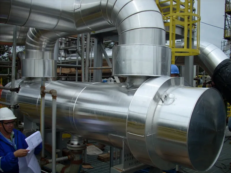 Técnicos realizando isolamento térmico em equipamentos industriais