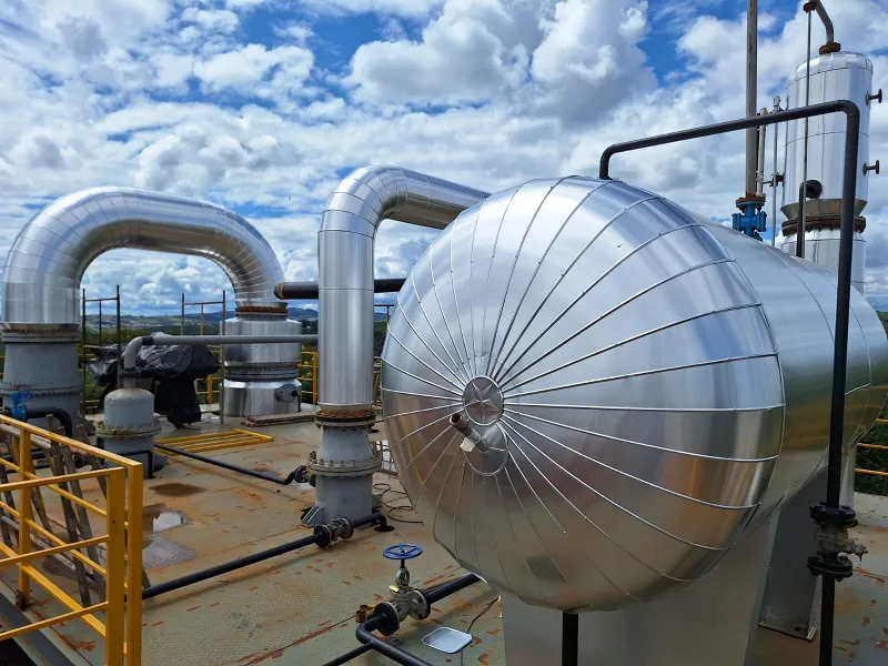 Tanque industrial com isolamento térmico em aço inox realizado pela Brastérmica