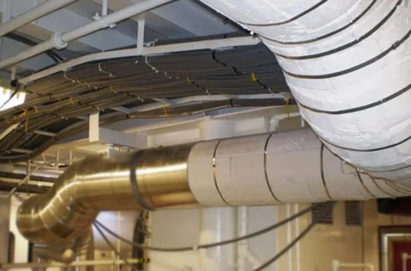 Tubulações industriais com isolamento acústico e térmico instalados